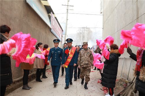 军地领导欢天喜地为马书鹏送喜报