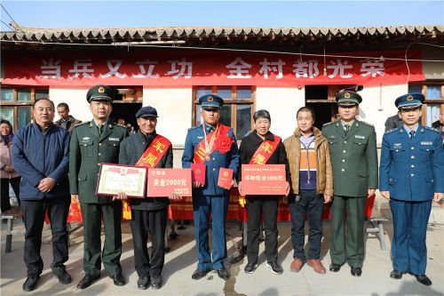 军地领导与黄爱龙及家人合影留恋