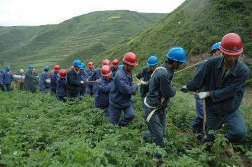 2007年，定西市大点网延伸&ldquo;户户通电&rdquo;施工现场