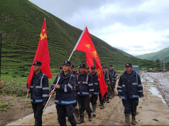 岷县公安局党员突击队行动在抢险救灾第一线167