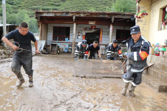 岷县公安局党员突击队行动在抢险救灾第一线445