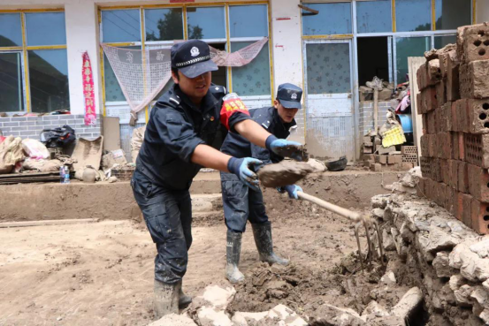 岷县公安局党员突击队行动在抢险救灾第一线447