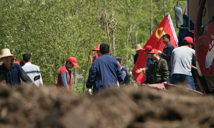 党旗高扬在灾区上空牛小栋组照 (1)