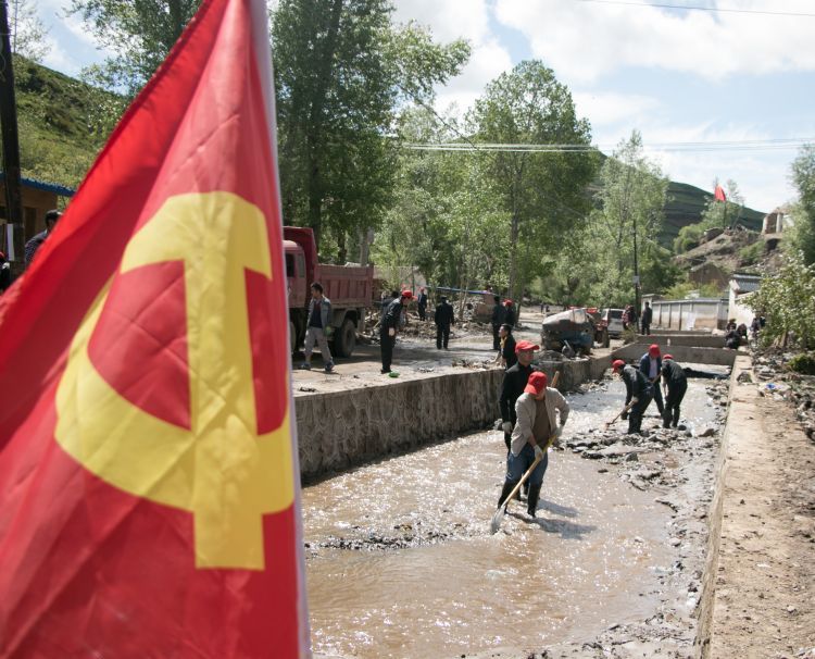 党旗高扬在灾区上空牛小栋组照 (2)