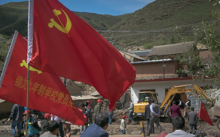 党旗高扬在灾区上空牛小栋组照 (3)