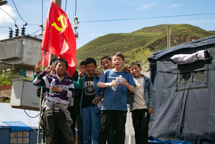 党旗高扬在灾区上空牛小栋组照 (5)