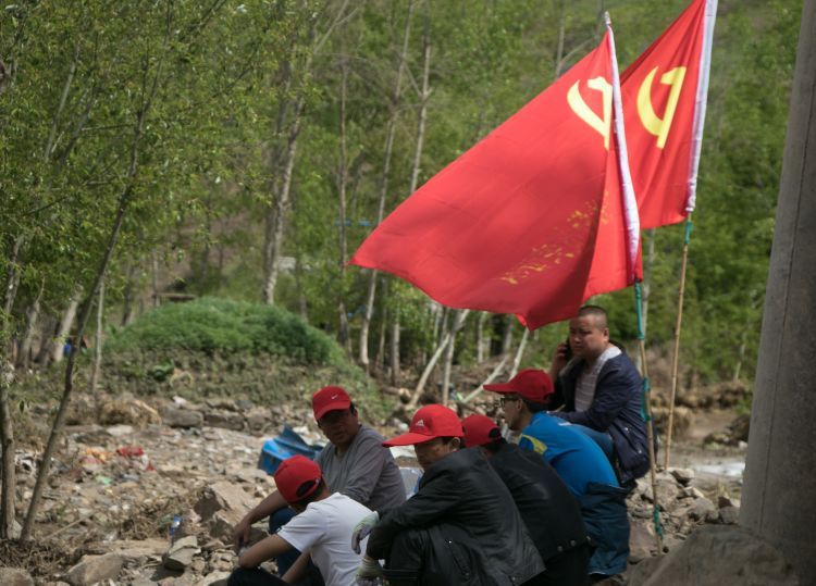 党旗高扬在灾区上空牛小栋组照 (4)