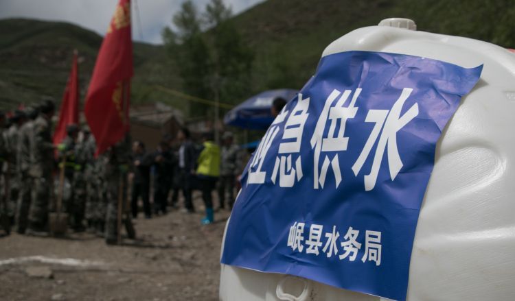 党旗高扬在灾区上空牛小栋组照 (7)