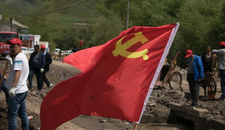 党旗高扬在灾区上空牛小栋组照