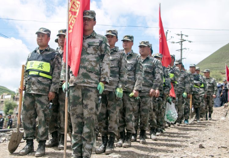 党旗高扬在灾区上空牛小栋组照 (8)