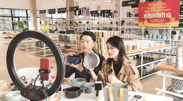 株洲市新媒体中心直播团队在醴陵市某品牌陶瓷的展厅里直播带货。