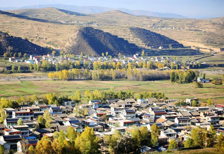 秋到新农村（岷县秦许乡扎那村）；白文科摄